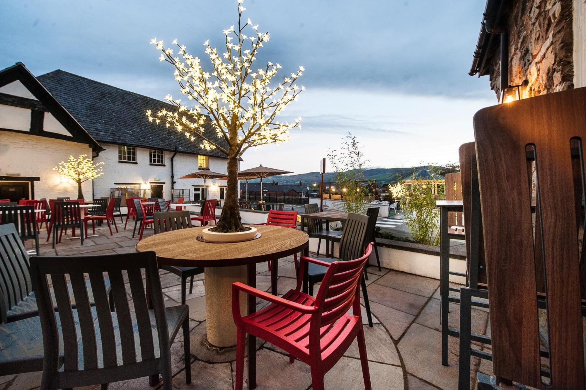 The Castle Hotel Wetherspoon Ruthin Exterior foto