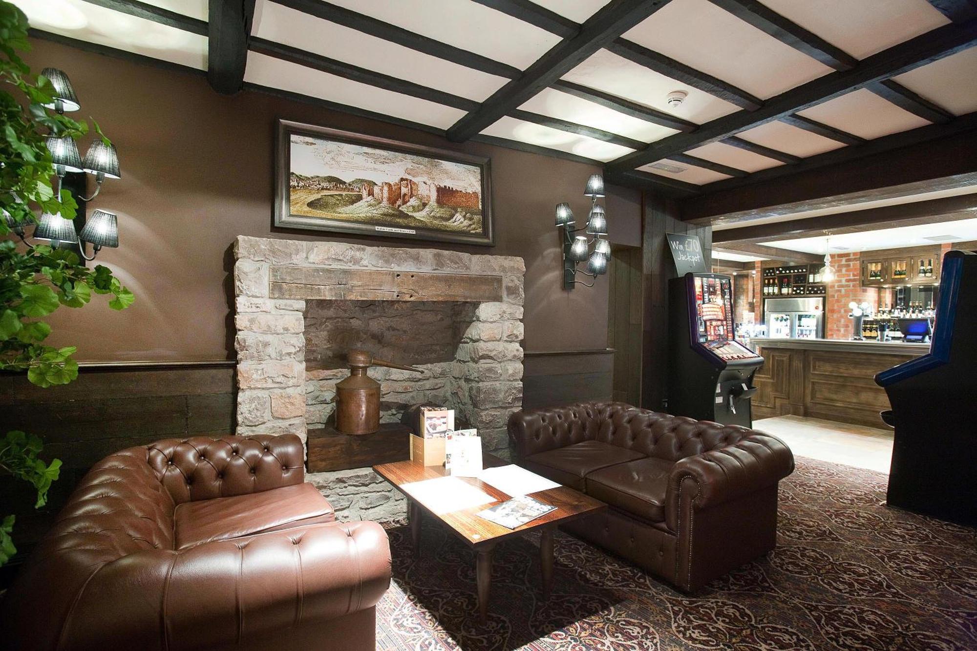 The Castle Hotel Wetherspoon Ruthin Exterior foto